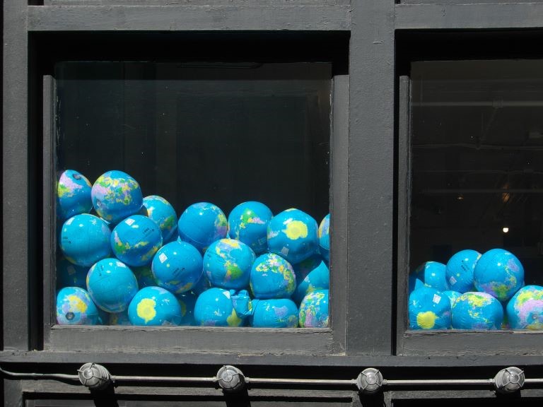 Viele Weltkugelbälle in einem Schaufenster